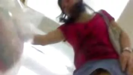 Un tipo estúpido con gafas eyacula en el cabello de un estudiante colegialas mexicanas putas pobre