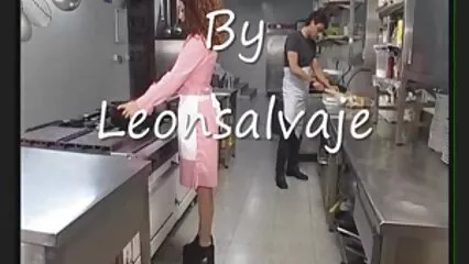 casting Valka follada en un suéter, y su esposo está sentado en la habitación contigua domando porno taboo mexicano a una serpiente de un solo ojo